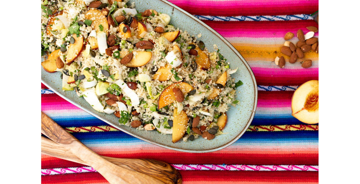Insalata di quinoa con pesche e mandorle