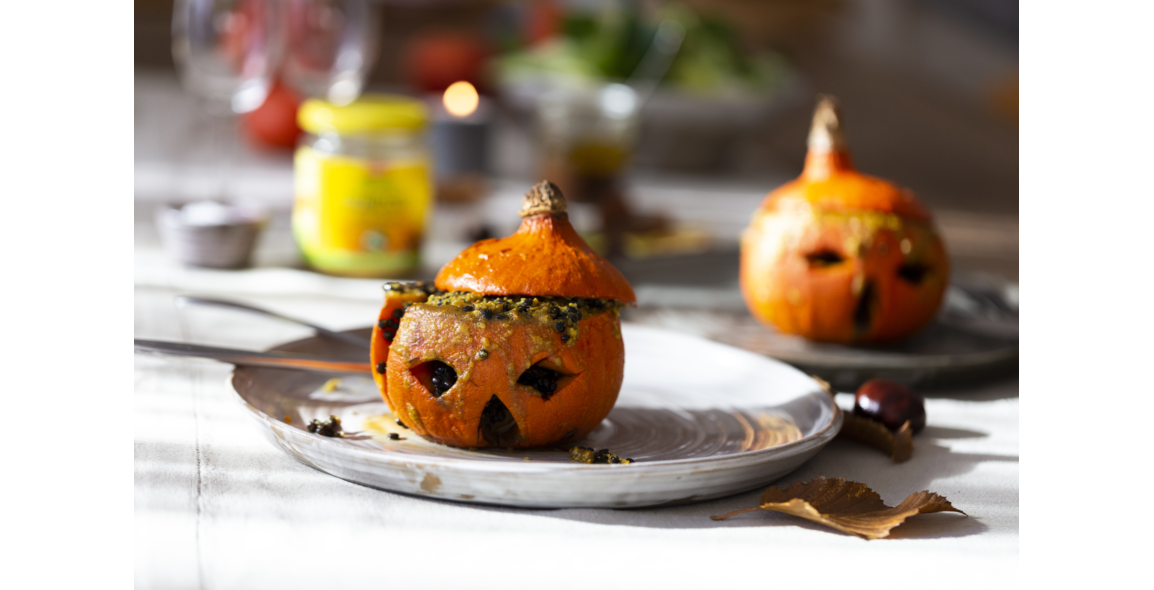 Zucca hokkaido di Halloween con lenticchie beluga e tofu affumicato