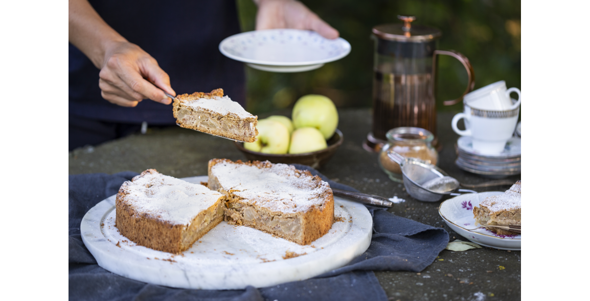 Torta di mele con mandorle e fava tonka