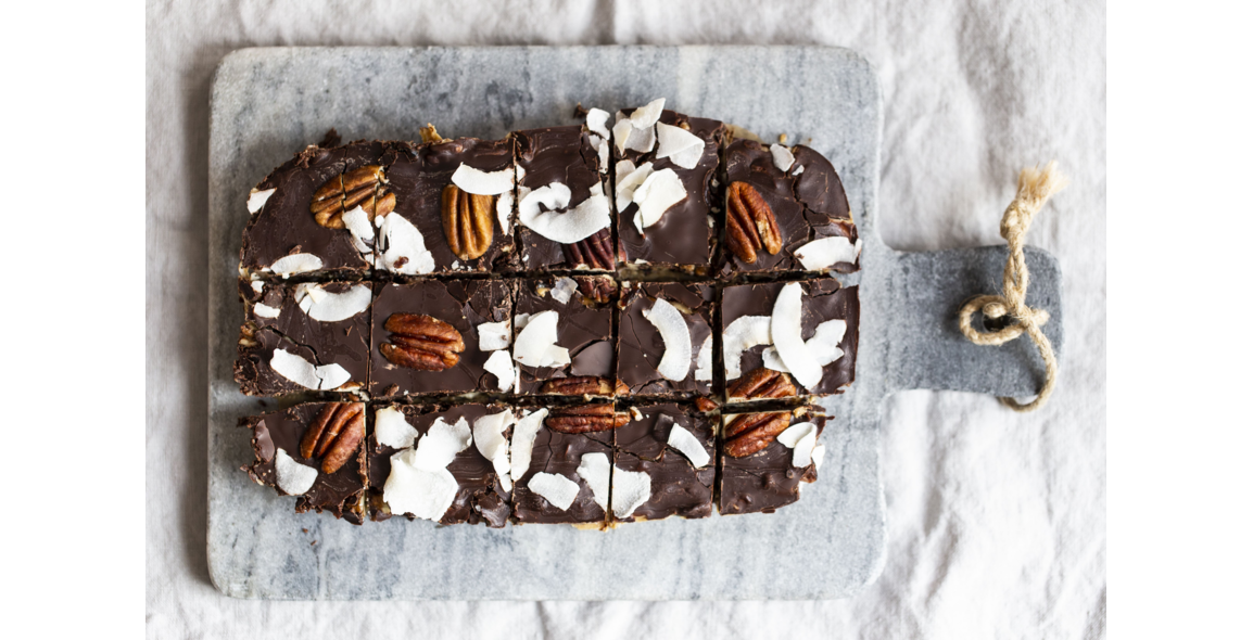 Barretta al cioccolato con crema di mandorle bianca e topping vario