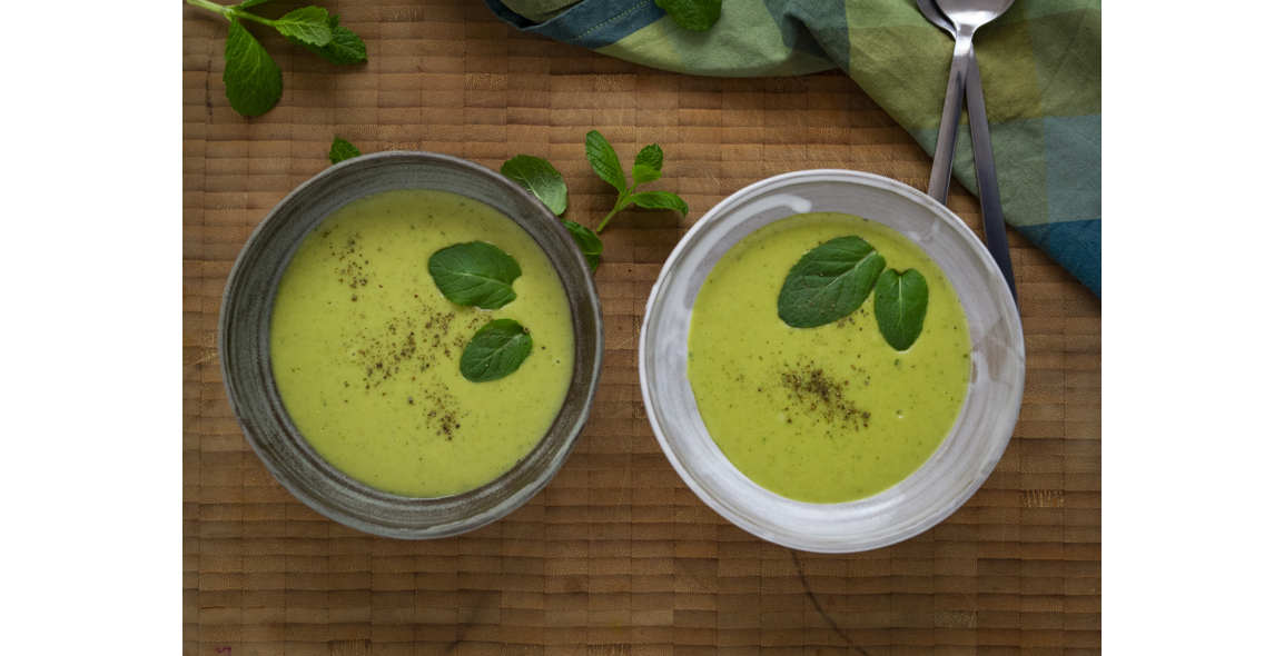 Zuppa di piselli e menta con crema di mandorle bianca