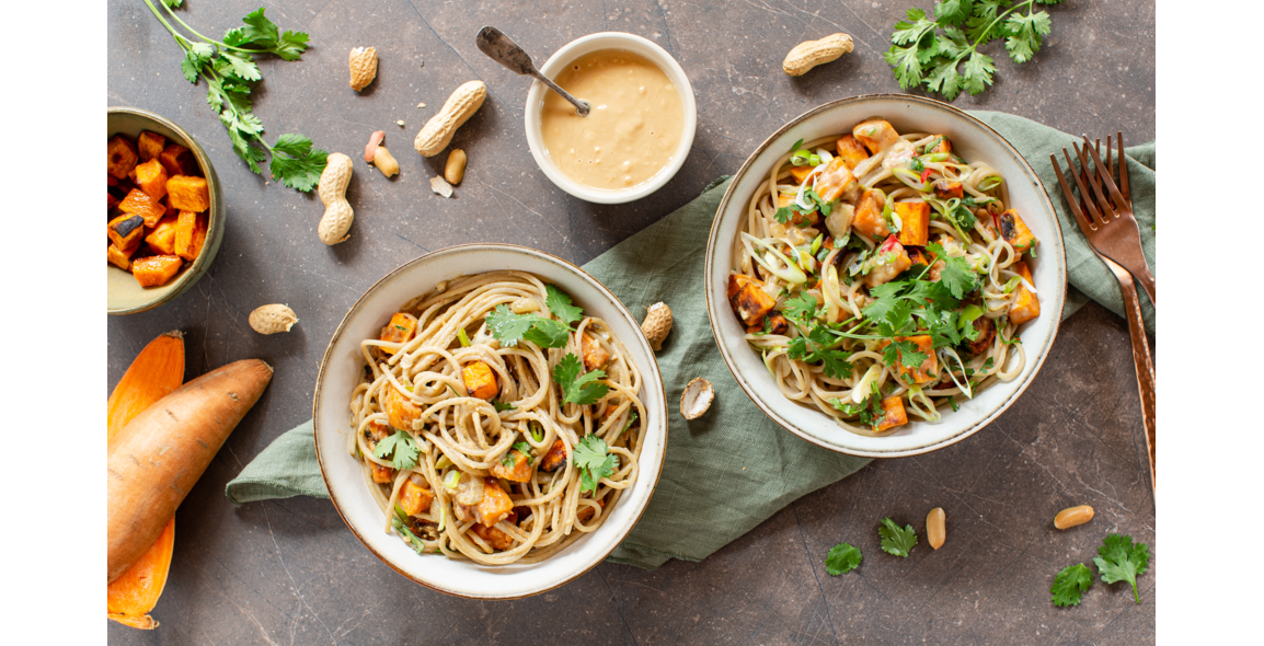 Spaghetti di riso con patate dolci e salsa cremosa d’arachidi