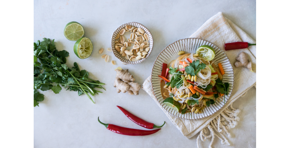 Insalata di pasta asiatica con salsa di arachidi