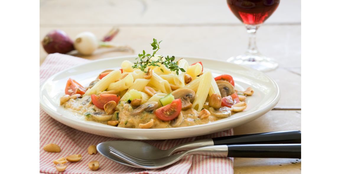 Penne con salsa di arachidi e zucchine