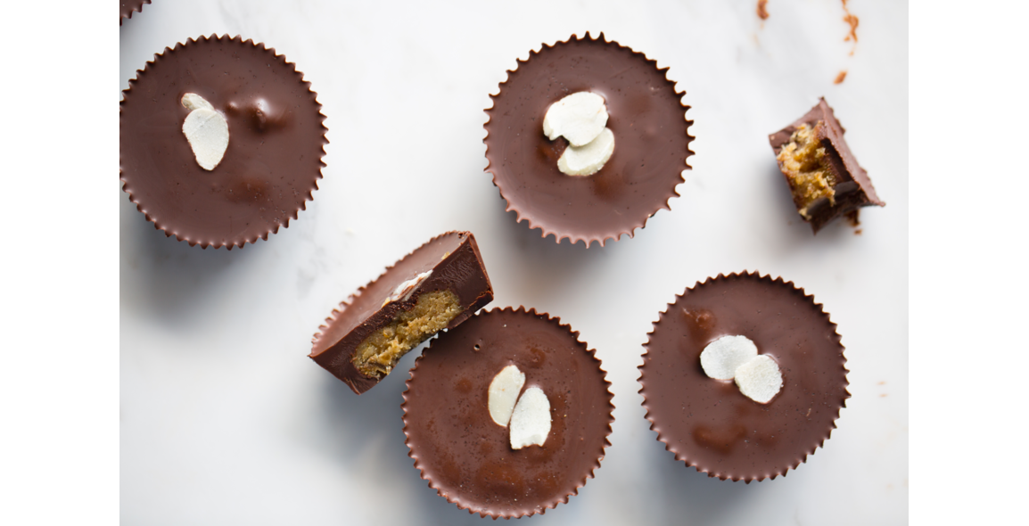 Praline di cioccolato con burro di arachidi e datteri